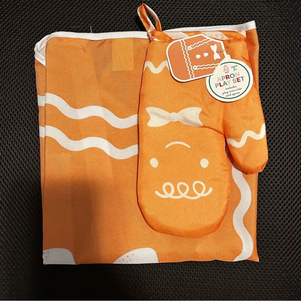 NWT Kids Play Apron and Mitt Set